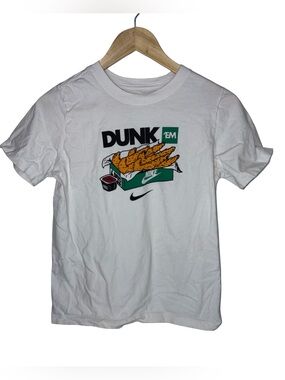 Nike kids Dunk 'Em Tenders Graphic SHORT SLEEVE Tee 084T